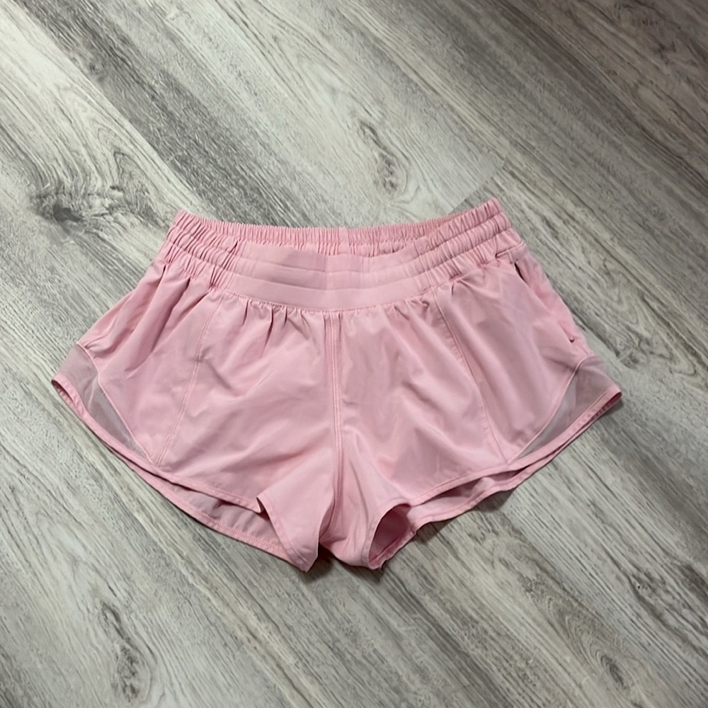 🩷 New Lululemon Hotty Hot Low Rise Shorts 2.5” Inseam Sold Out Pink Color Size 6